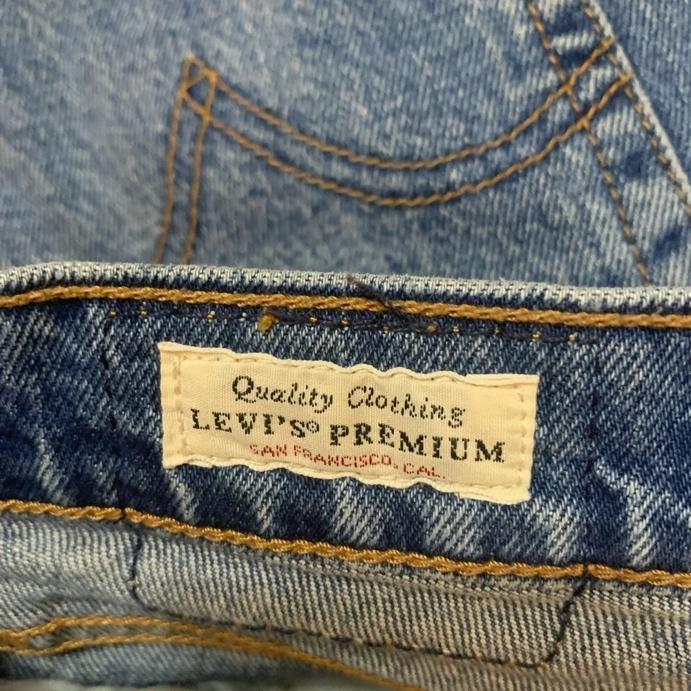 LEVI’S Wedgie Straight Leg Cut Off Blue Jean Shorts Raw Hem - Picture 7 of 7